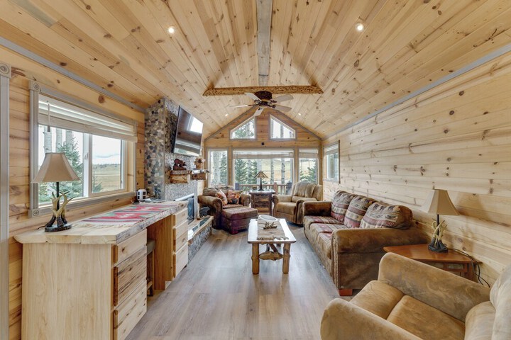 Mountain Views: Cabin in Fort Garland Near Hiking