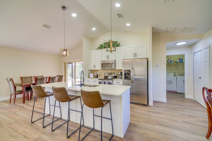 Sunny Palm Bay Home w / Screened Porch Near Beaches