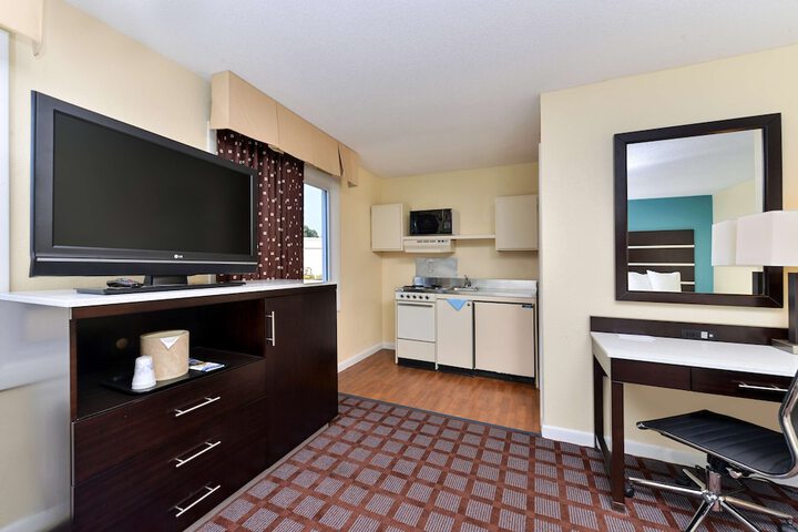 Room 10 of 12