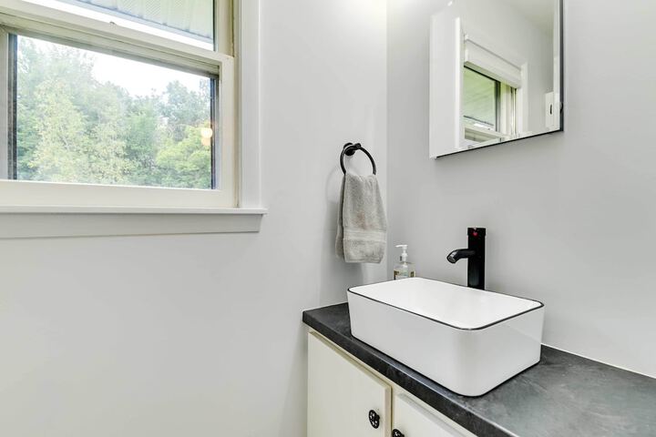 Modern Studio 13 Mi to Saratoga Racetrack!