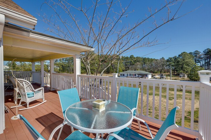 Welcoming Cottage w / Outdoor Pool & Water Views!
