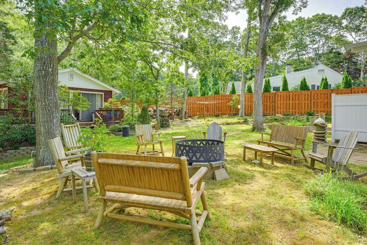 Walk to Beach: Long Island Wine Country Home!