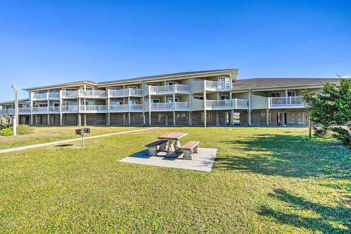 Oak Island Beachfront Condo w / Community Pool
