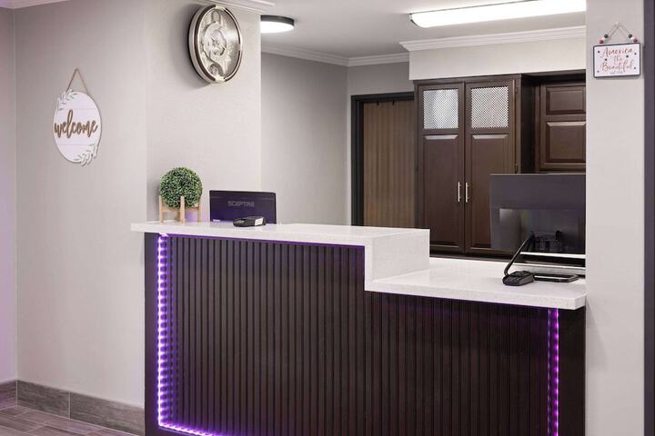 Super 8 by Wyndham Burnham / Lewistown
