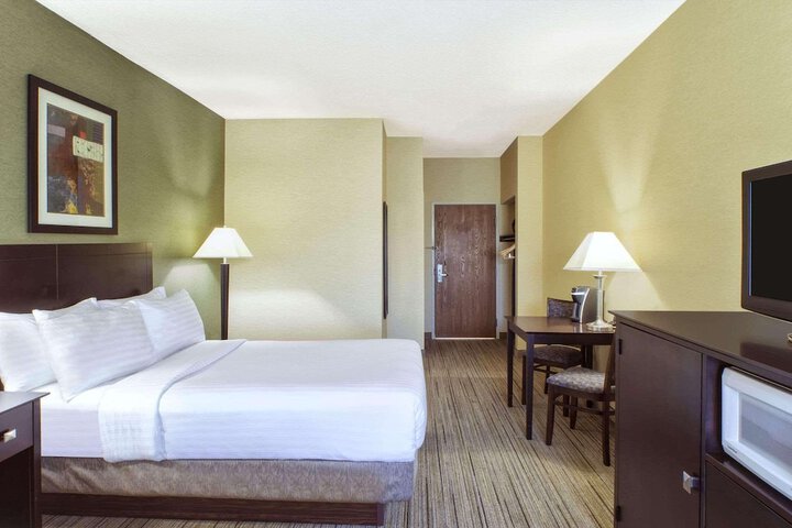 Country Inn & Suites by Radisson Benton Harbor-St. Joseph, MI