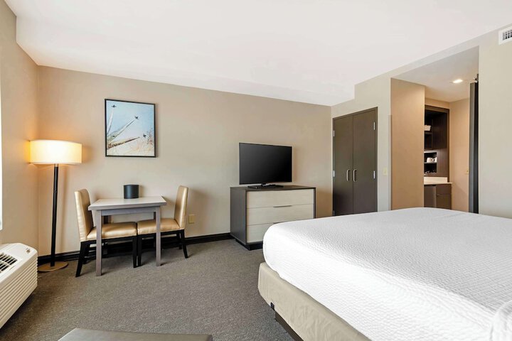 Best Western Plus Executive Residency Rigbys Water World Hotel