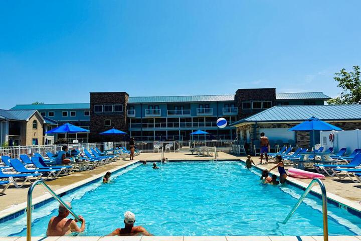 Put-in-Bay Poolview Condo #4