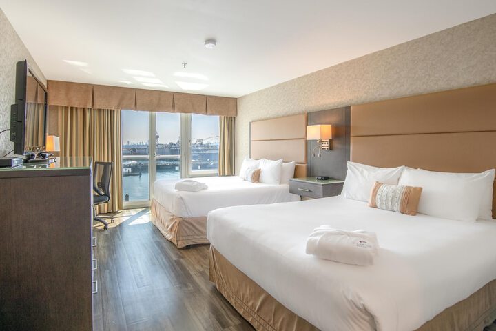 Coast Lonsdale Quay Hotel