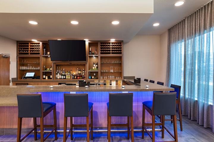Lounge 23 of 25