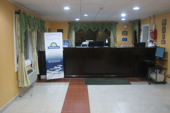 Days Inn by Wyndham Queensbury / Lake George