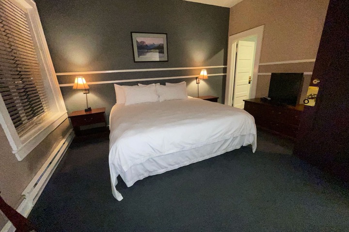 Room 10 of 32