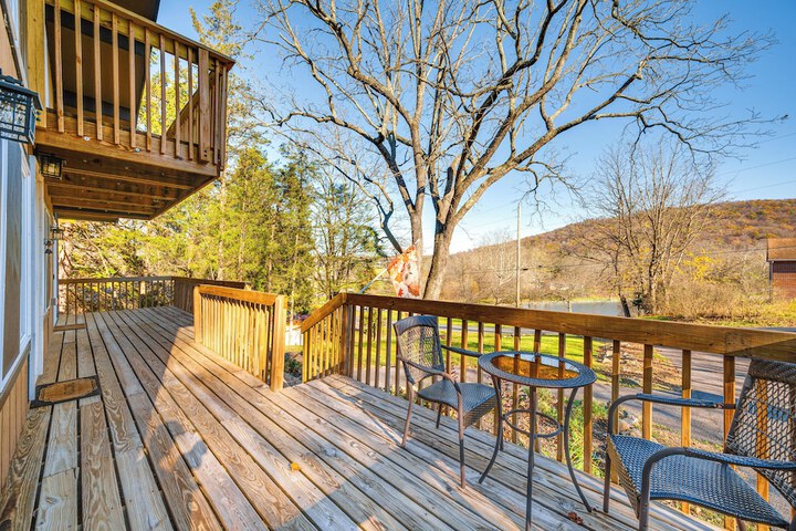 Walk to Liberty Mountain: Lake-view Ski Retreat!