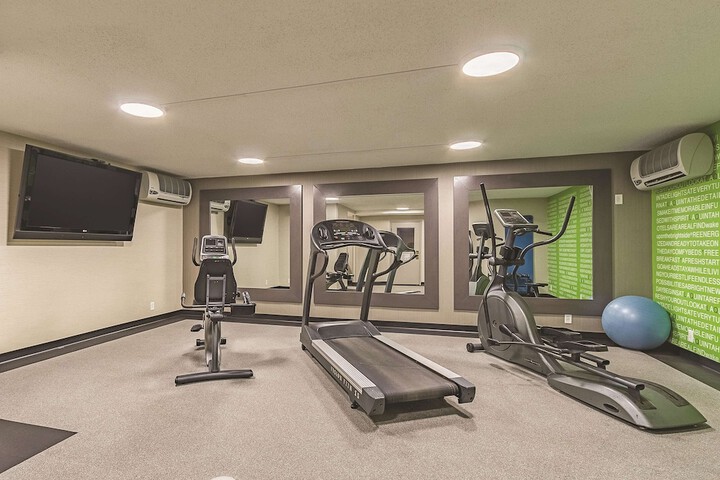 La Quinta Inn & Suites by Wyndham Cleveland Airport West