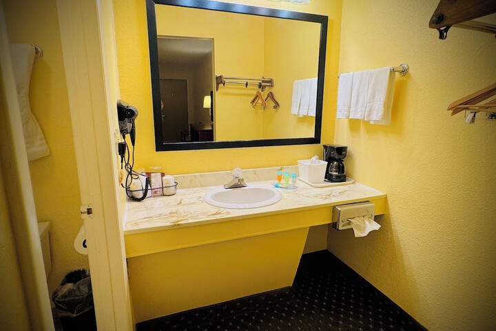 Room 17 of 24