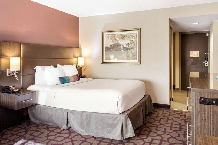 Room 28 of 102