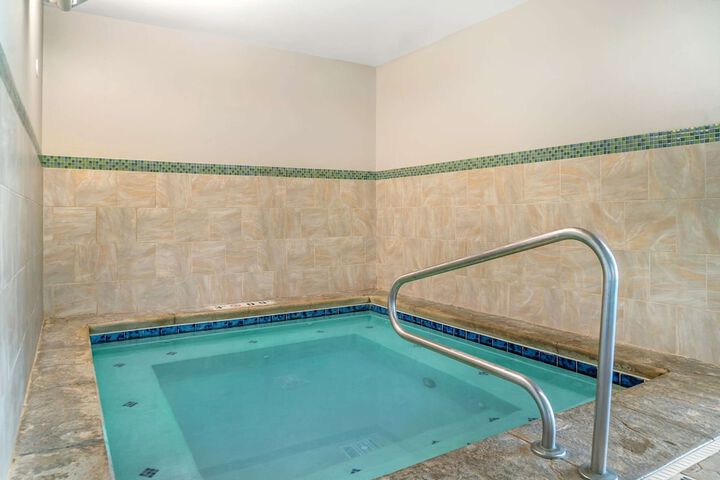 Country Inn & Suites by Radisson Rossford - Toledo South