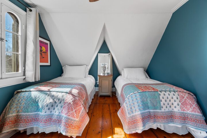 Room 28 of 76