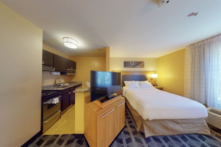 Room 10 of 16