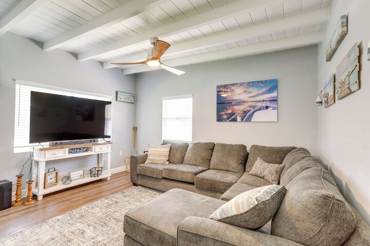Bright Pinellas Park Getaway w / Private Pool!