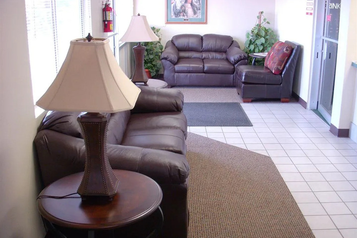 CAPITOL INN & SUITES