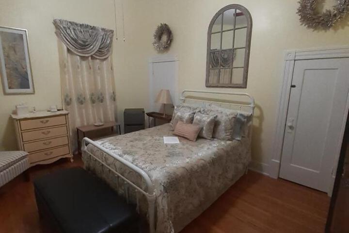 Cozy Turret Room at Nottingham Place in Wise with Plush Queen Bed Private Detached Full Bath