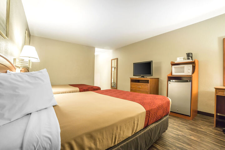 Econo Lodge Inn & Suites