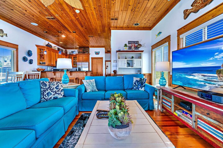 Riverfront Carrabelle Home w / Furnished Patio!