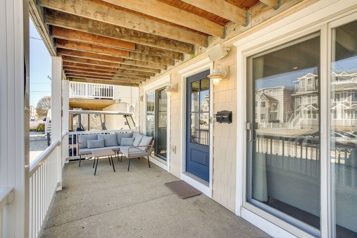 Avalon Vacation Rental w / Porch & Grill!