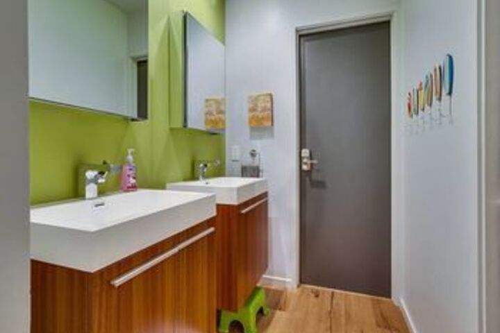 Newly remodeled Beach 2 Br condo by RedAwning
