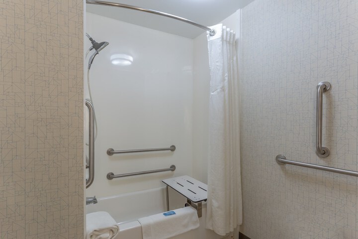 Holiday Inn Express & Suites Milwaukee Nw Park Place by IHG
