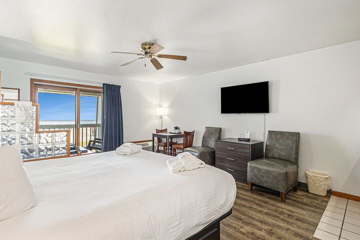 Snyders Shoreline Inn