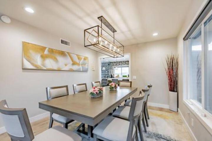 Luxurious 5B4B Home with Pool and View
