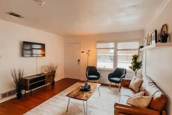 The Burrow-Cozy 3 BDRM HM - Free Parking
