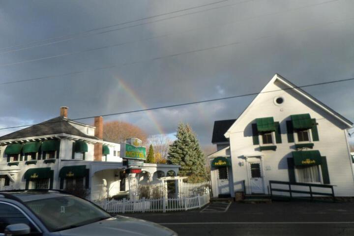 Claddagh Motel & Suites