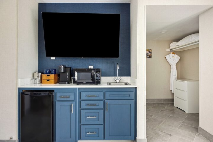 456 Embarcadero Inn & Suites