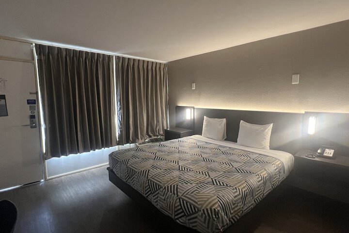 Room 33 of 48