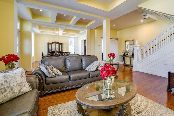 Inviting Connellsville Getaway w / Deck!
