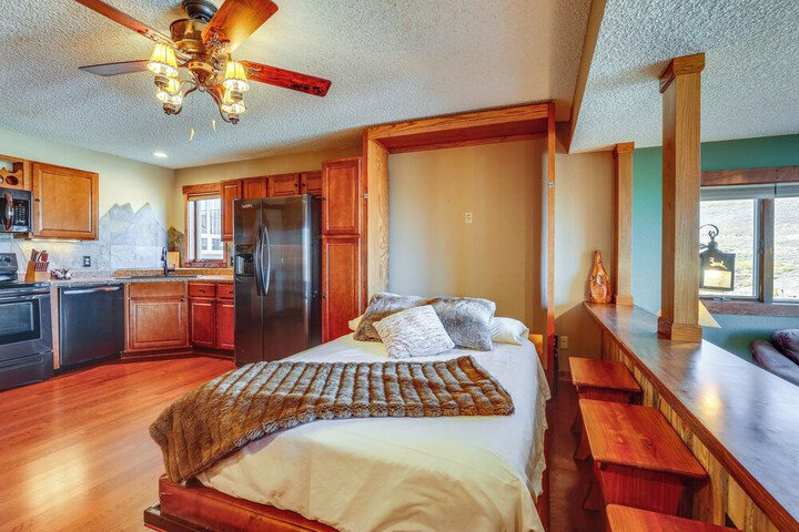 Ski-in / ski-out Granby Ranch Escape With Balcony!