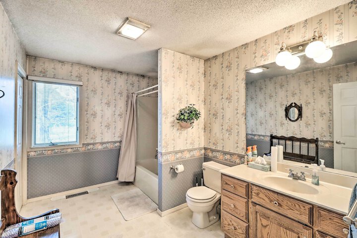 40-acre Poplar Bluff Nature Lovers Paradise!