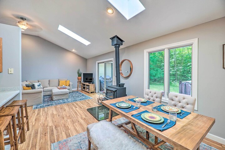 Cozy Whitehall Hideaway w / Hot Tub + Chiminea!
