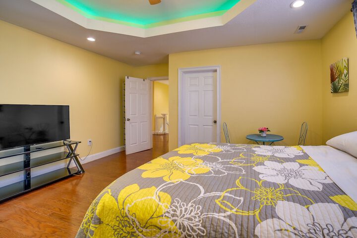 Inviting Connellsville Getaway w / Deck!