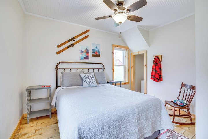 Lovely Rural Hixton Farmhouse w / Porch & Fire Pit!