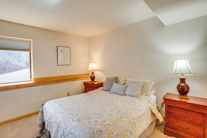 1 Mi to Diamond Peak: Townhome w / Lake Views