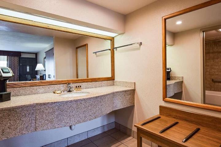 Best Western Plus Saddleback Inn & Conference Center