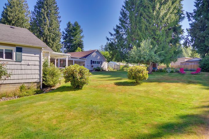 Charming Updated Retreat Walk to Lake Stevens!