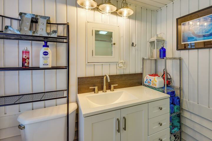 Lakefront Antioch Cottage w / Dock & Gas Grill!