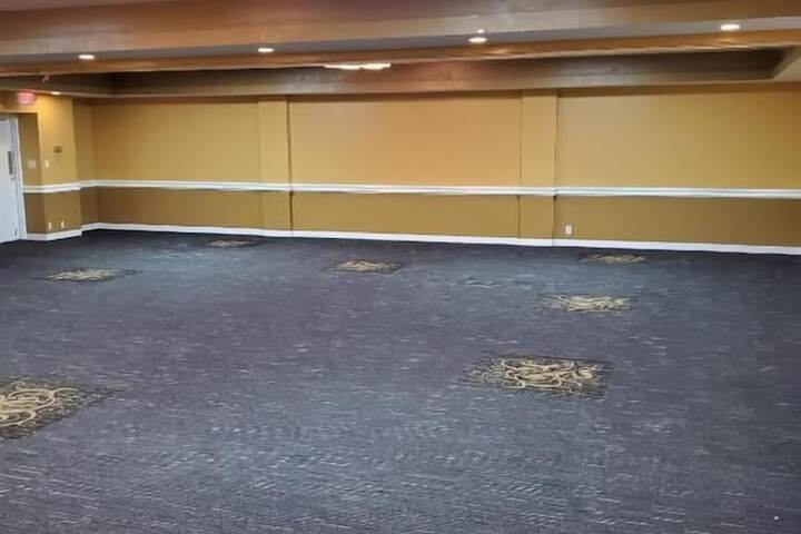 Ballroom/Hall 19 of 21
