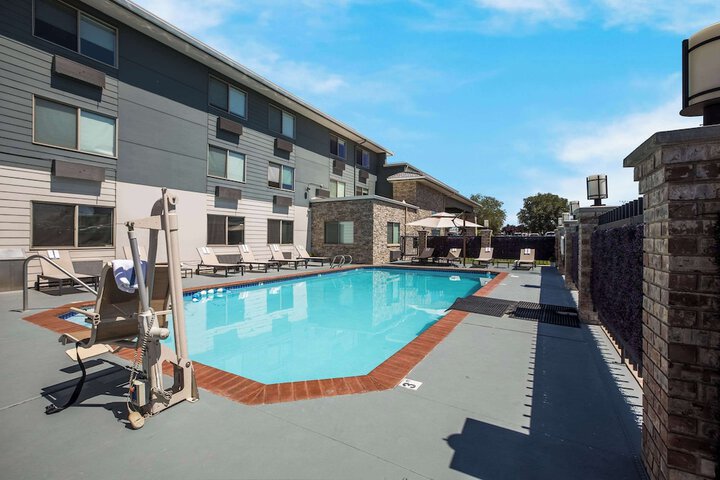 Pool 10 of 71