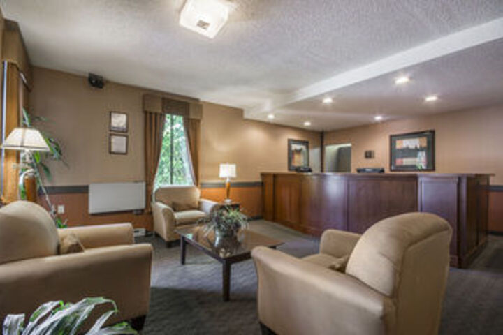 Econo Lodge Inn & Suites