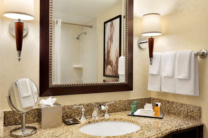 Hilton East Brunswick Hotel & Executive Meeting Center